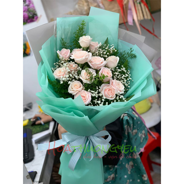 Bó hoa hồng kem tình yêu – 18 bông bi trắng và phụ kiện – Hoa thương yêu